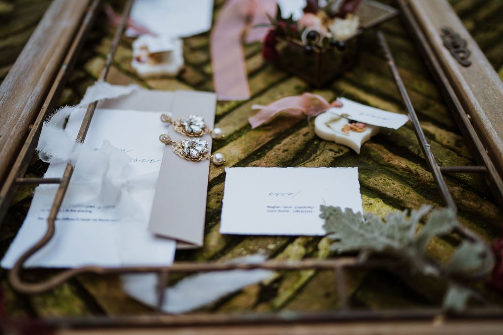Partecipazioni, nastri e gioielli preparati per il giorno del matrimonio